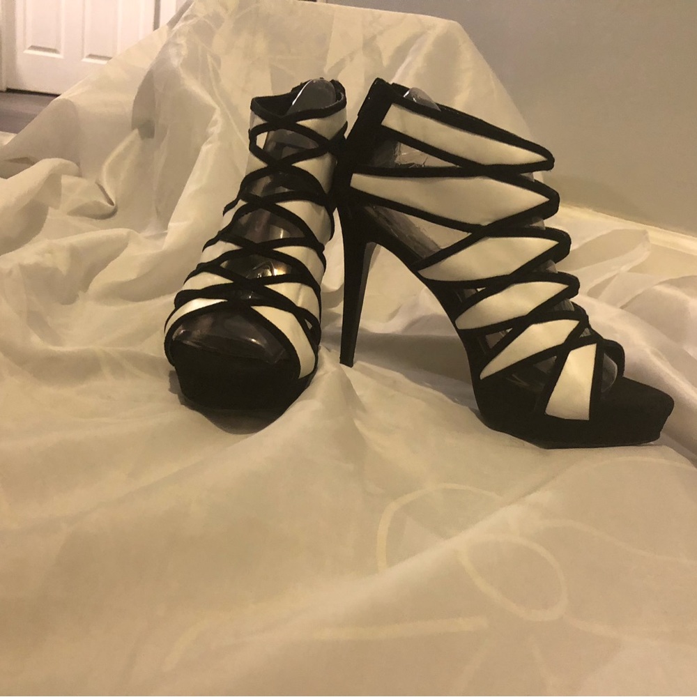 Women’s black and white, size 10 pumps with a 4 inch heel